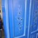 Armoire double en bois peint bleu moyen, portes à motifs floraux peints à la main