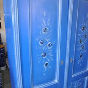Armoire double en bois peint bleu moyen, portes à motifs floraux peints à la main