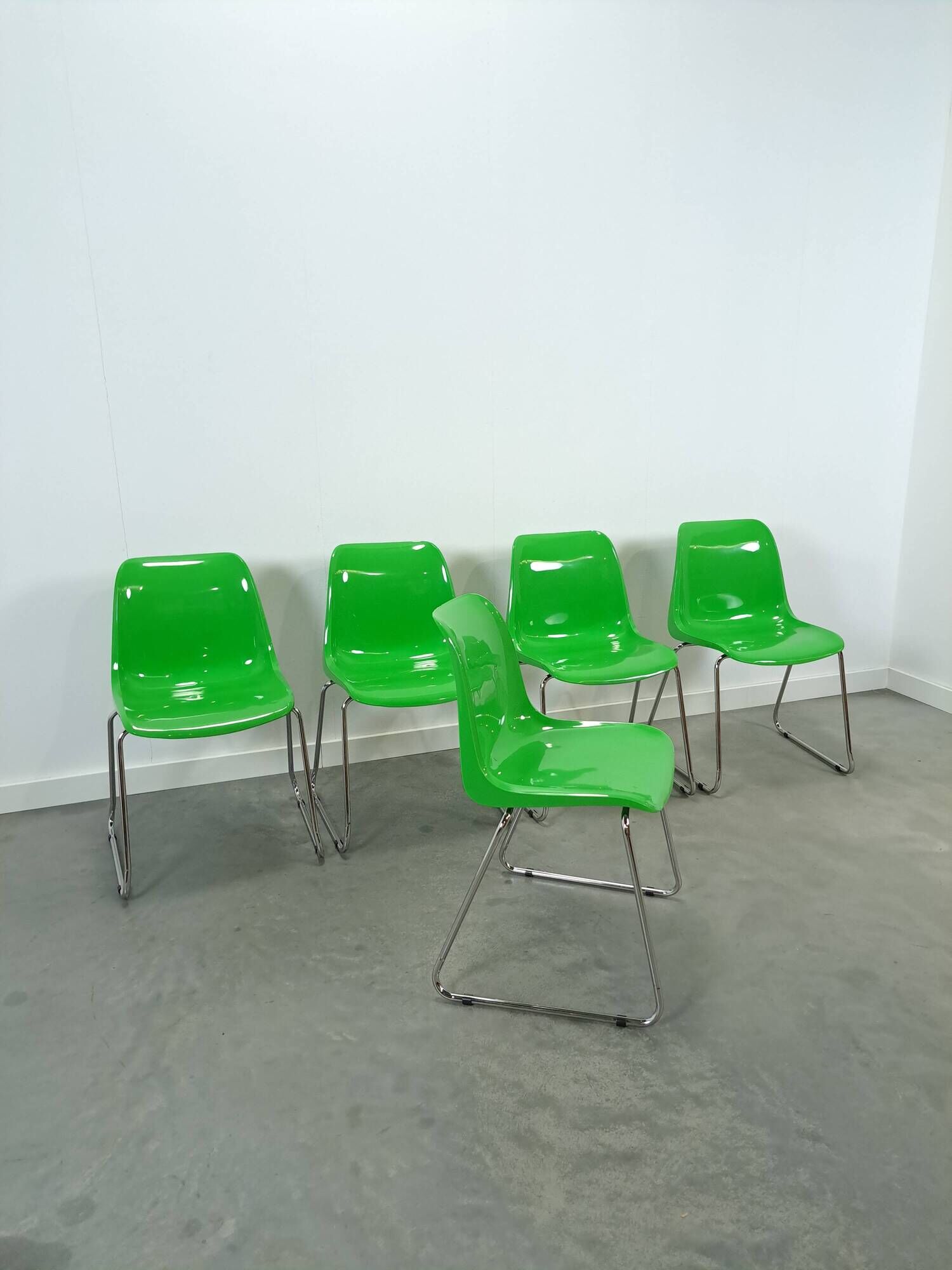 Set groene kunststof chromen buisframe stoelen Helmut Starke Zweden