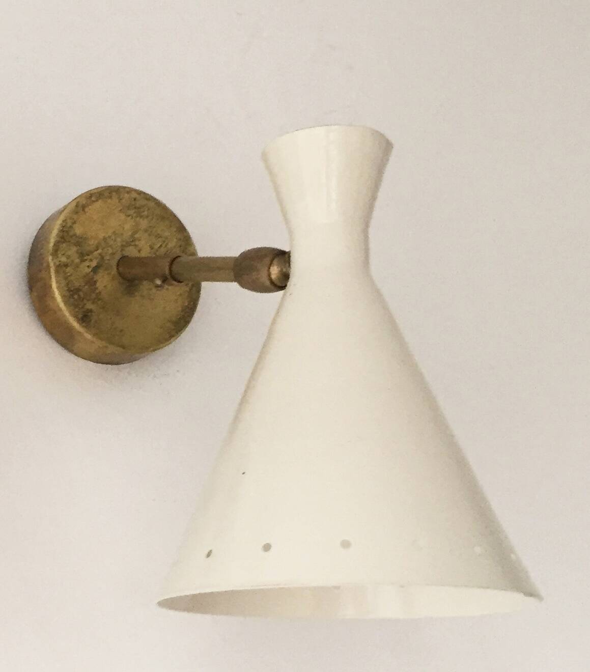 Pair of Italian design wall lights from the 1950s.