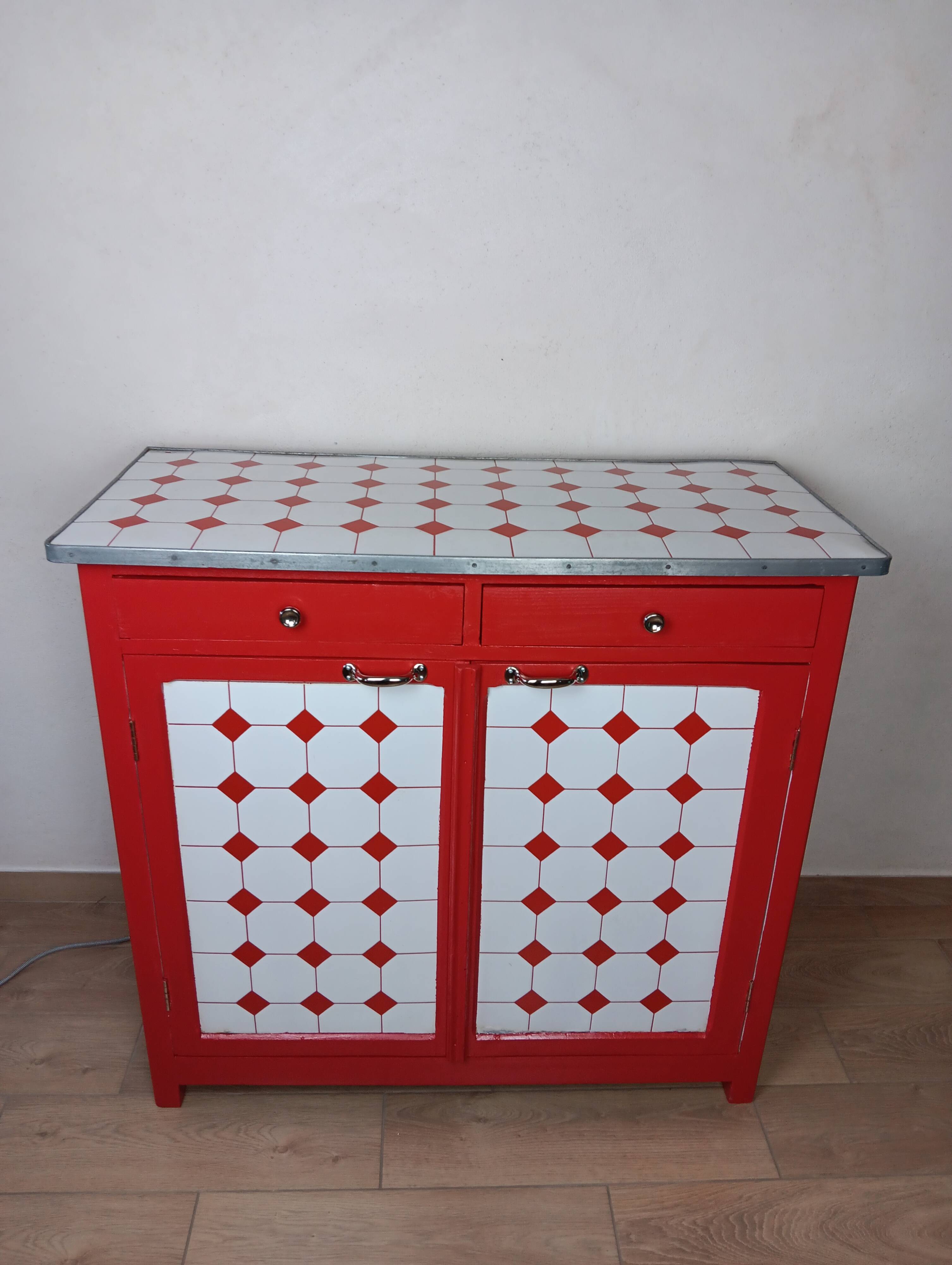 Meuble de métier , buffet parisien en tôle émaillé rouge et blanc