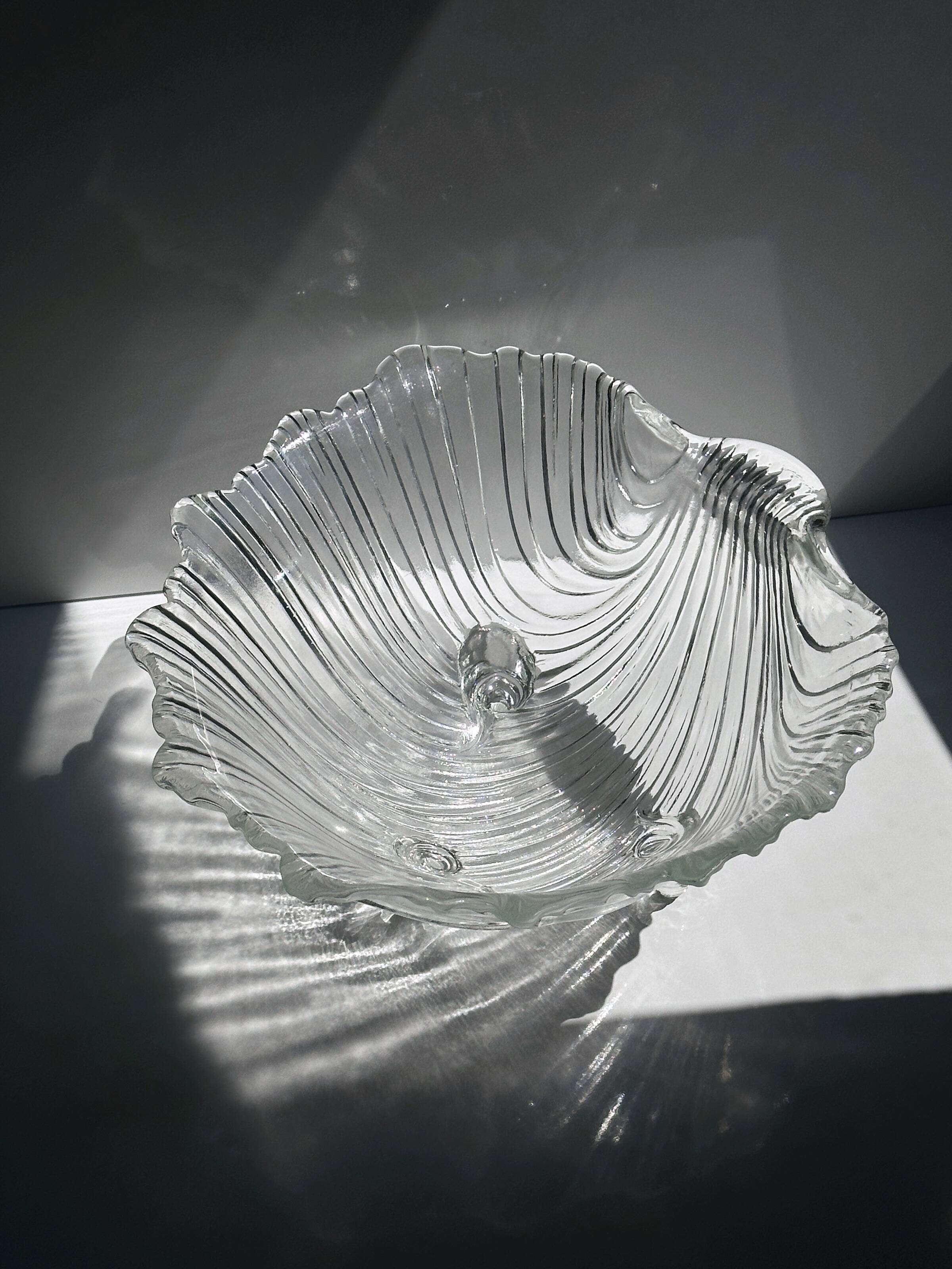 Large shell shaped bowl - Art Deco Revival 1980s