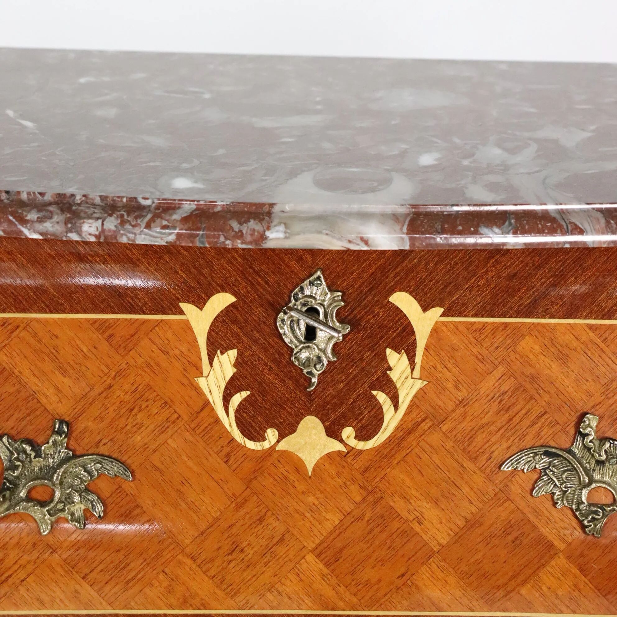 Commode bombée avec plateau en marbre, Ryden möbler AB, Nybro (Suède)