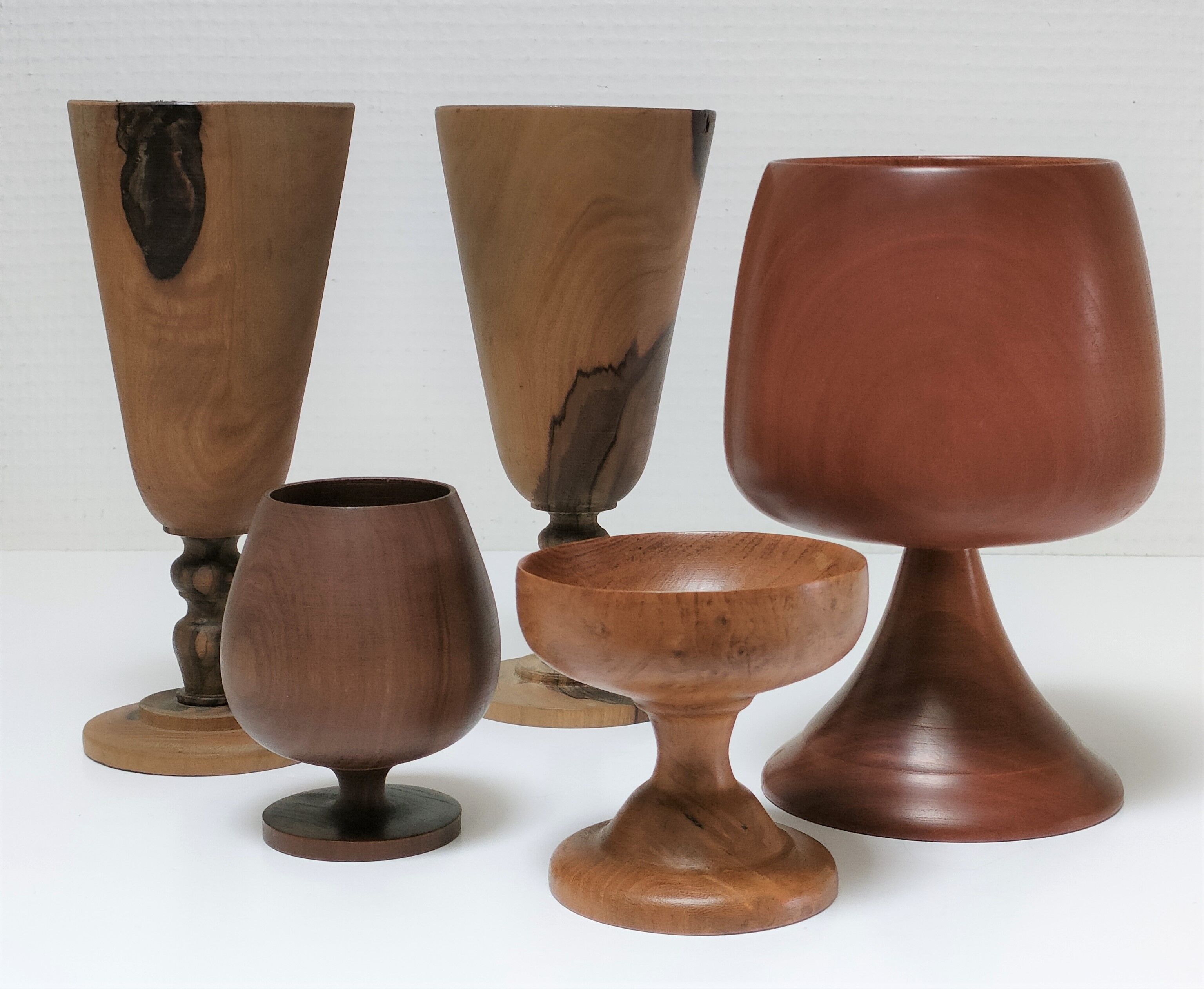 Cinq verres à pied en bois tourné vintage