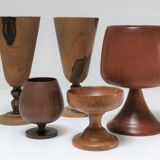 Cinq verres à pied en bois tourné vintage