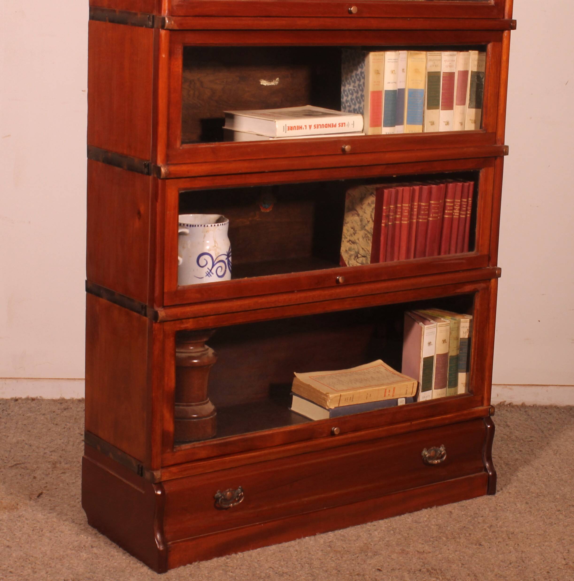Globe Wernicke Library in mahogany with 6 elements and drawer.