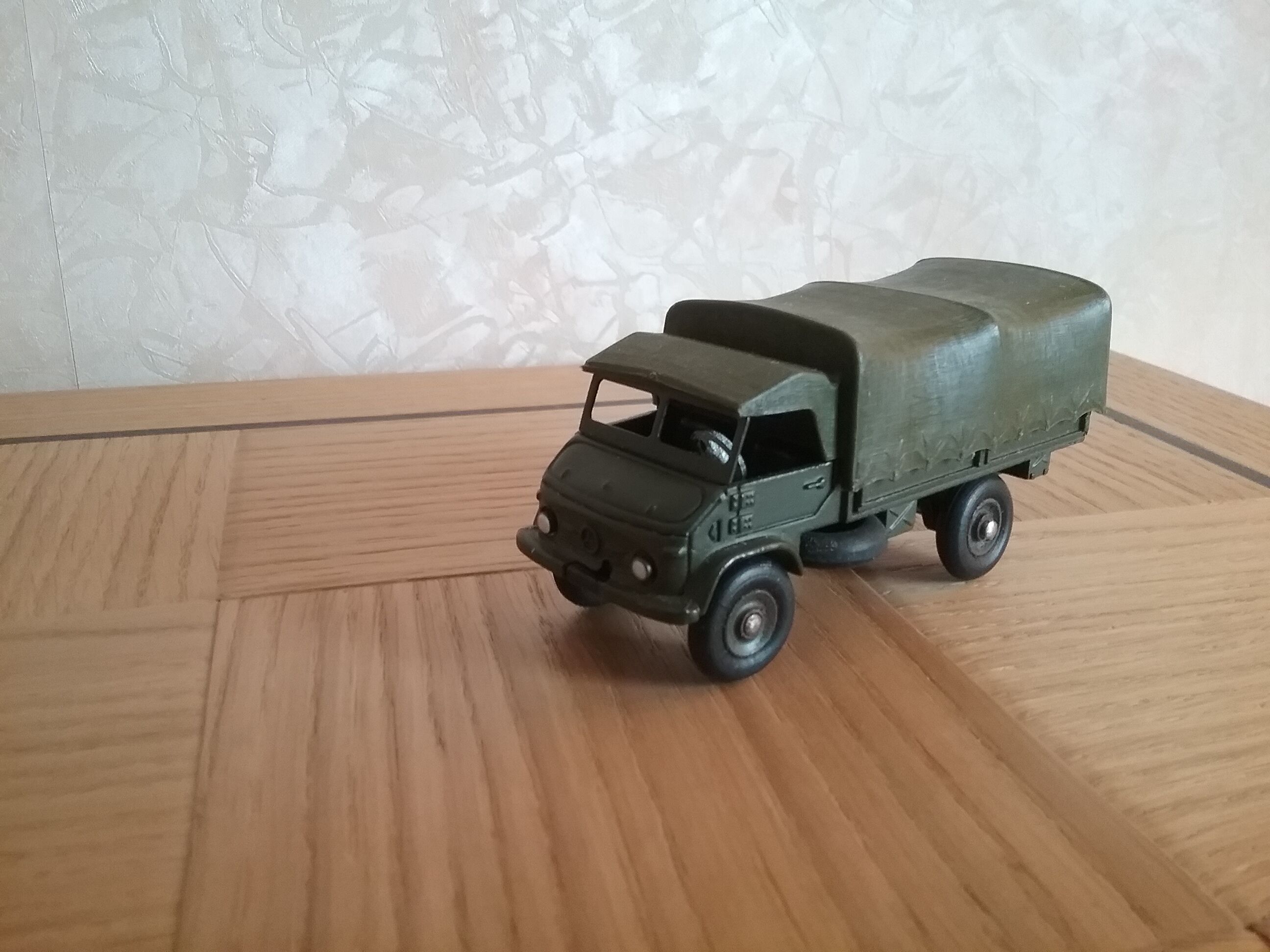 Dinky toys France réf 821 avec boîte  Unimog Mercedes militaire