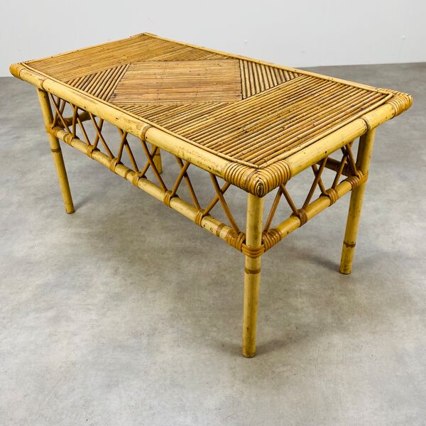 Table basse rotin années 60 et porte revue bambou