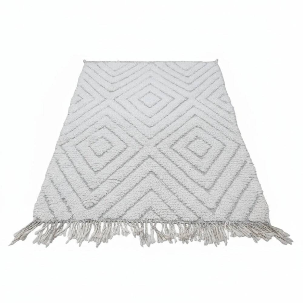 Small Moroccan rug with white diamonds.