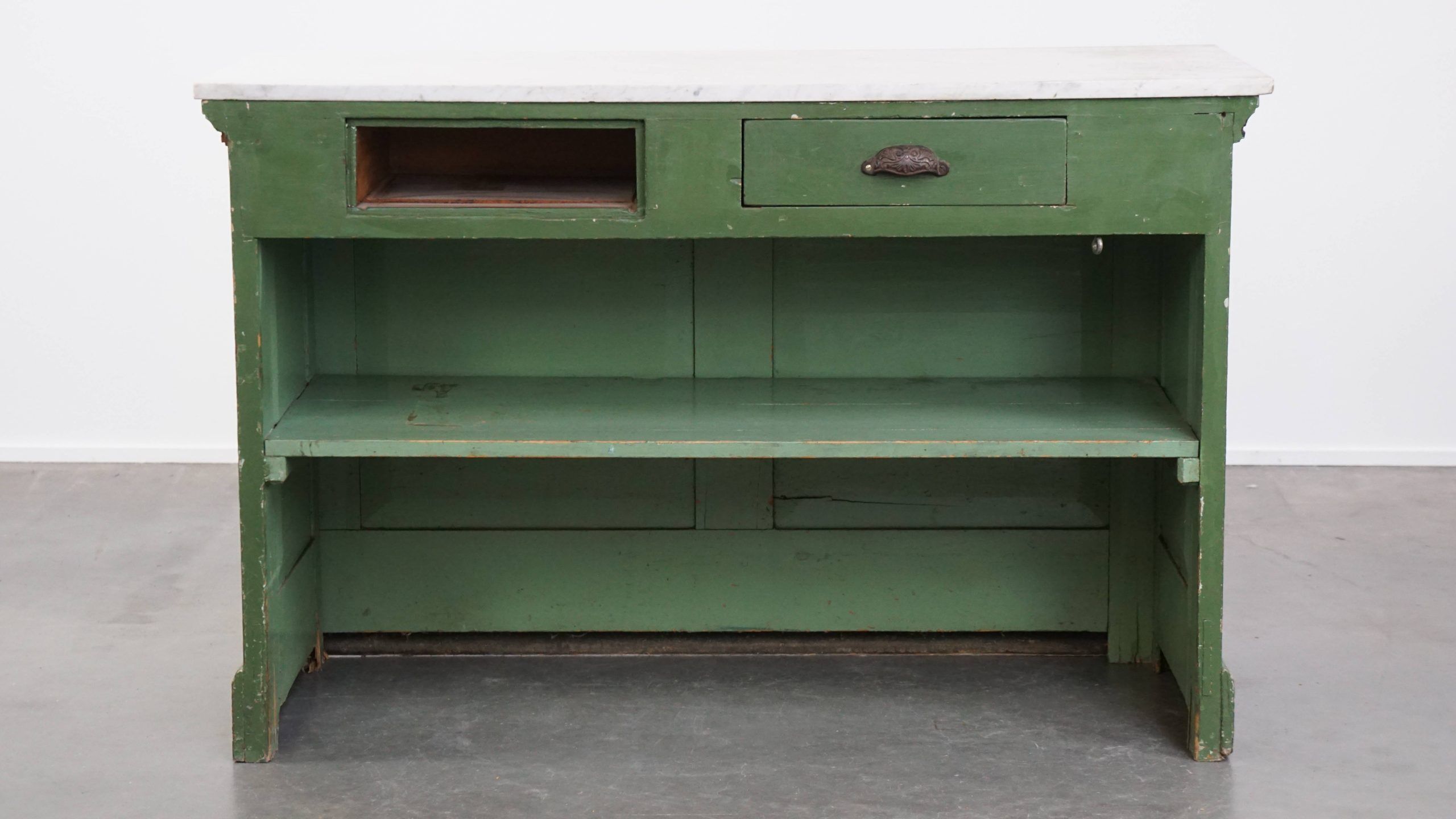 Buffet/comptoir/table d'appoint ancien unique, de couleur verte, datant de la fin du XIXe/début du XXe siècle, avec un plateau en marbre.