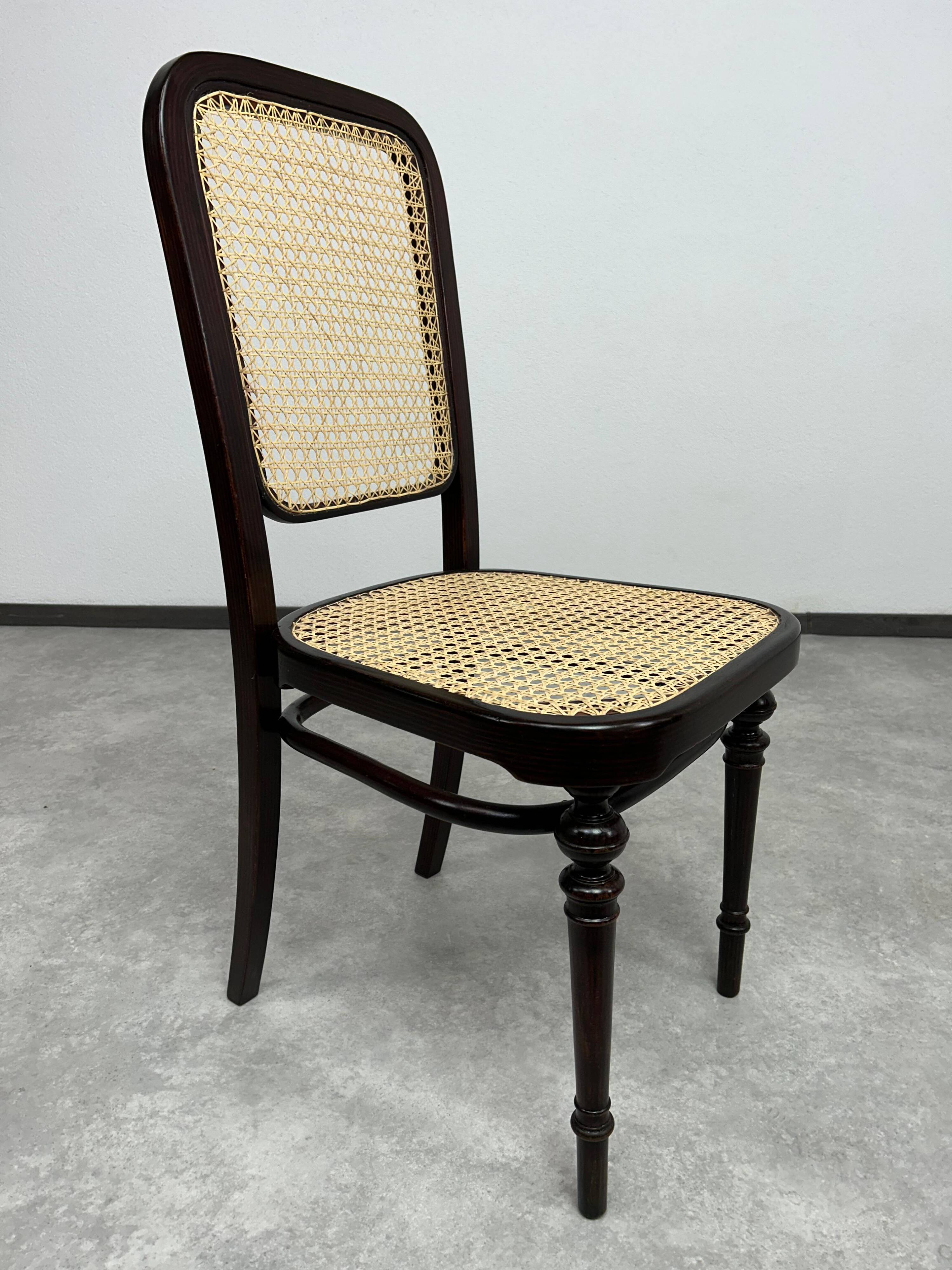 Set of 4 bentwood dining chairs by Thonet.