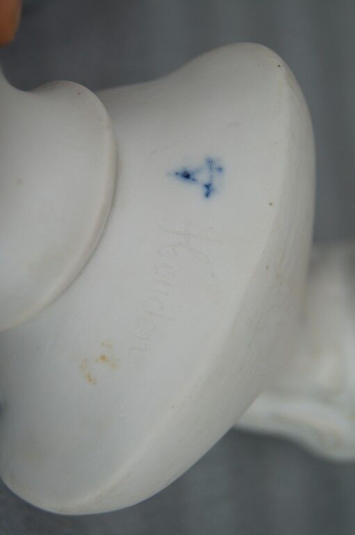 Buste Mademoiselle Brongniart, en biscuit blanc, sur socle rond
