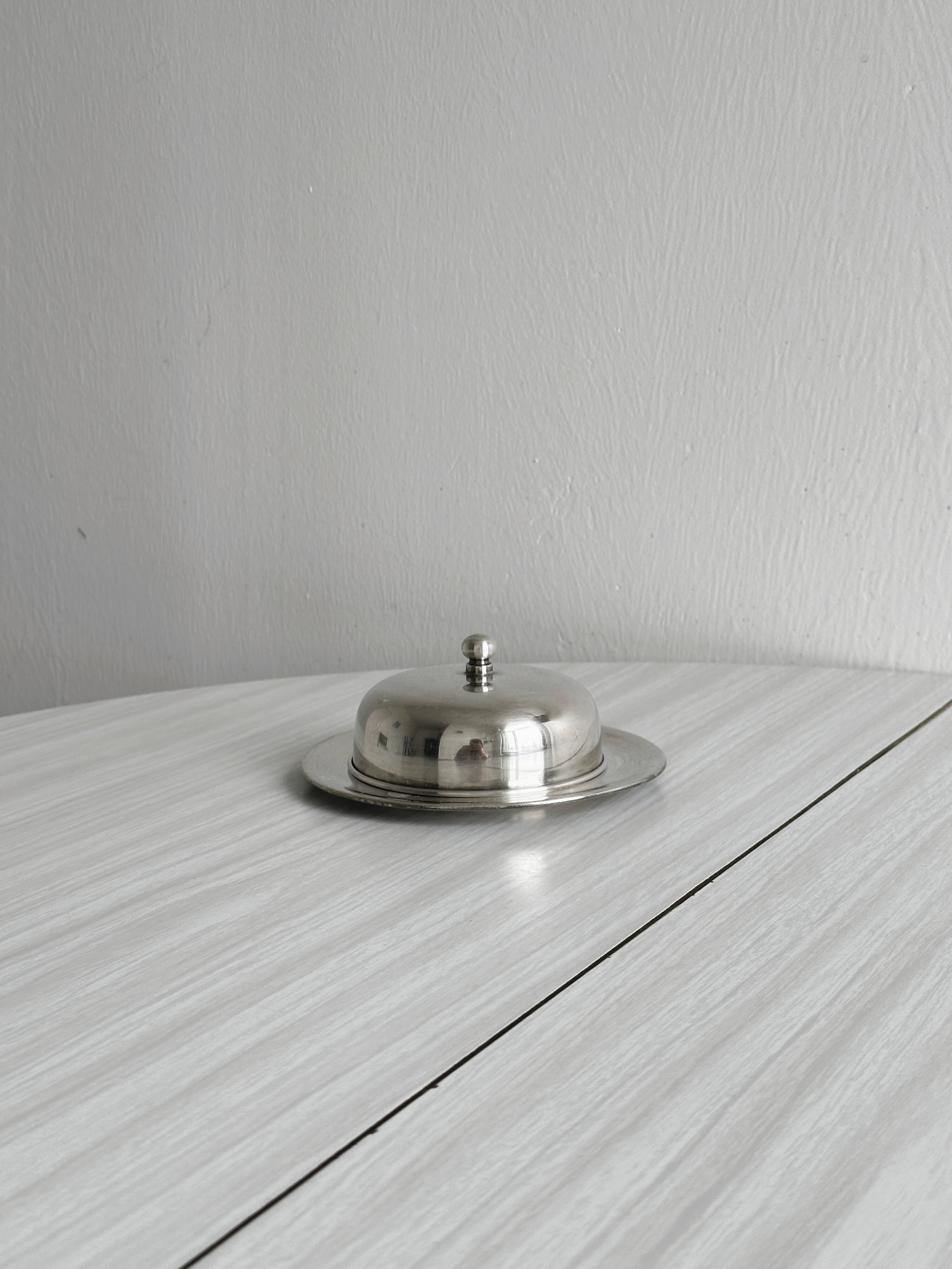 Round butter dish in silver metal