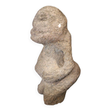 Anthropomorphic figure in volcanic stone, Oceanic tribal art, 17th century