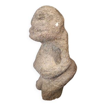 Figure anthropomorphe en pierre volcanique art tribal océanien XVIIe siècle