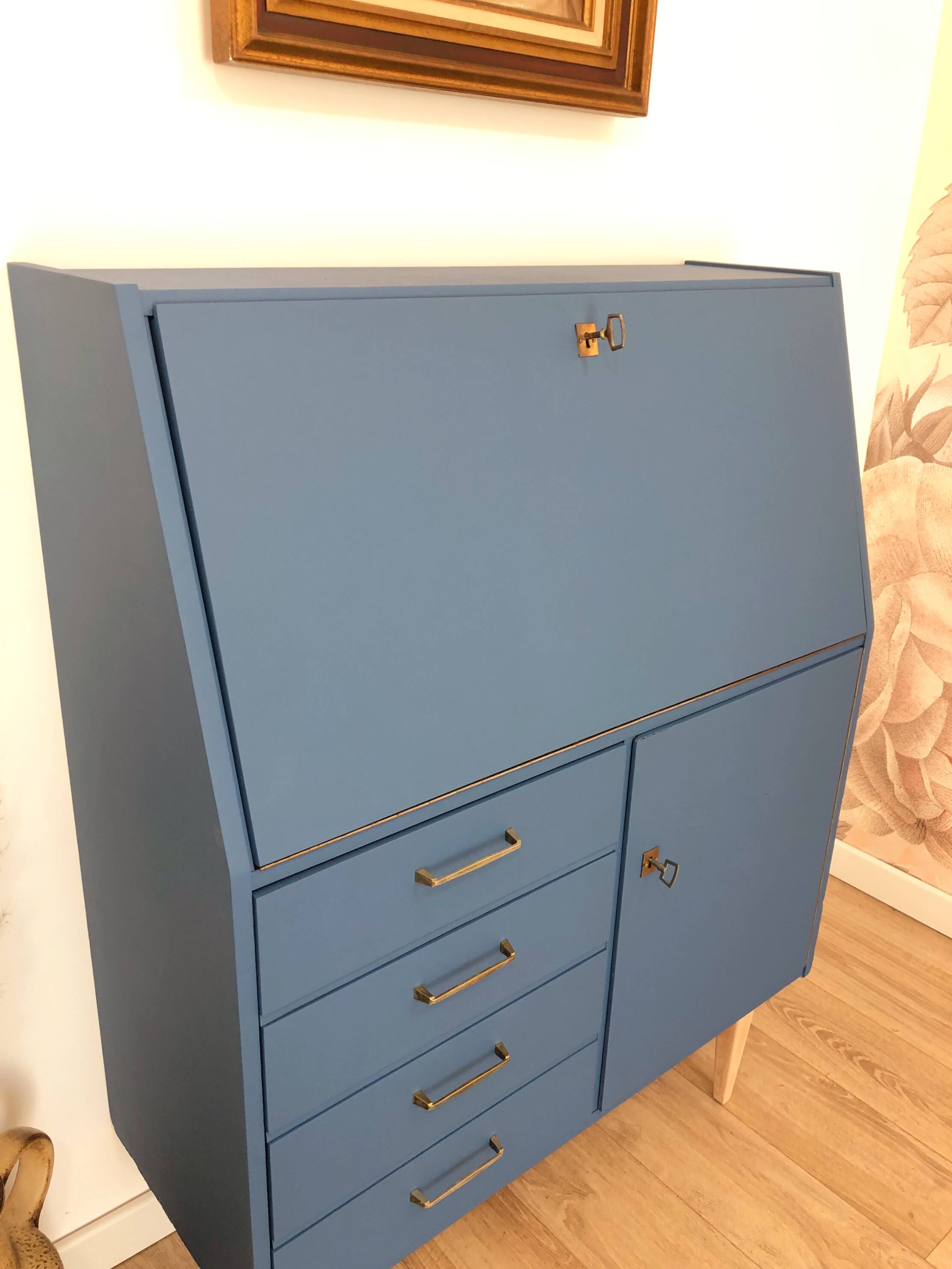 70s Secretary, Seram Blue