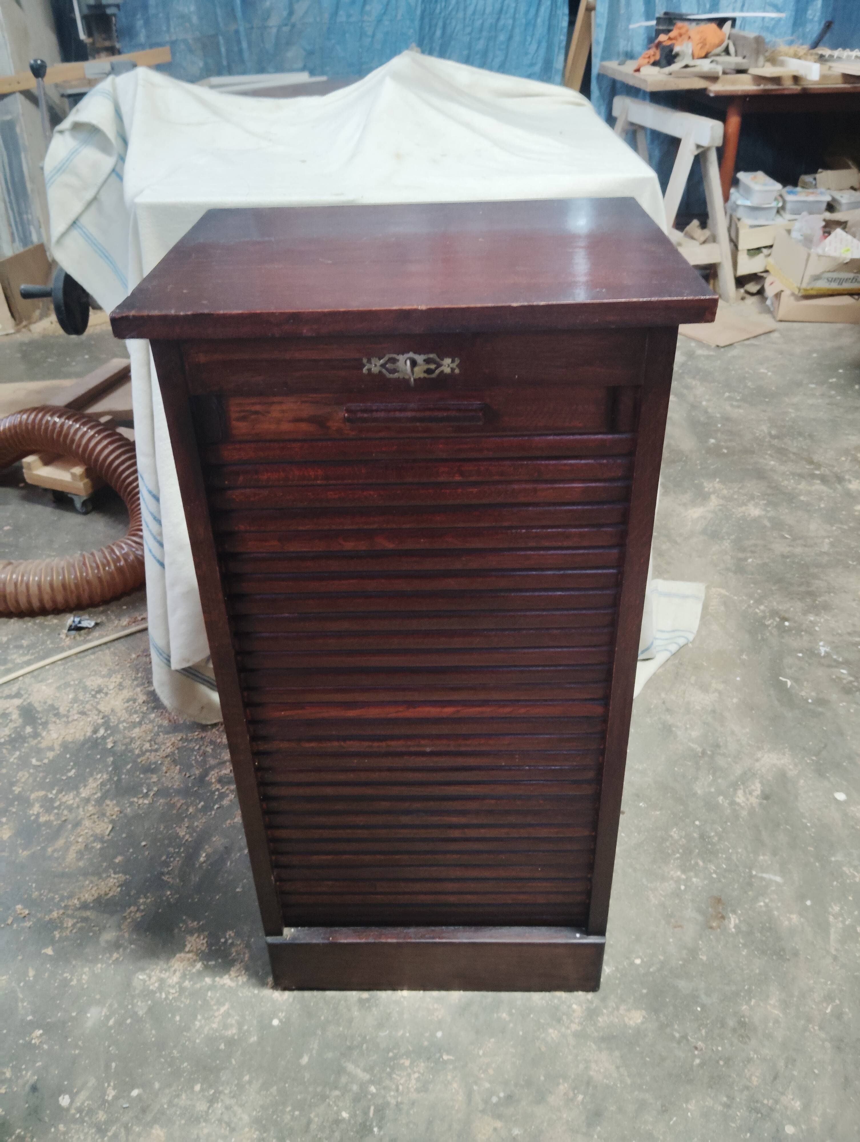 Curtain cabinet