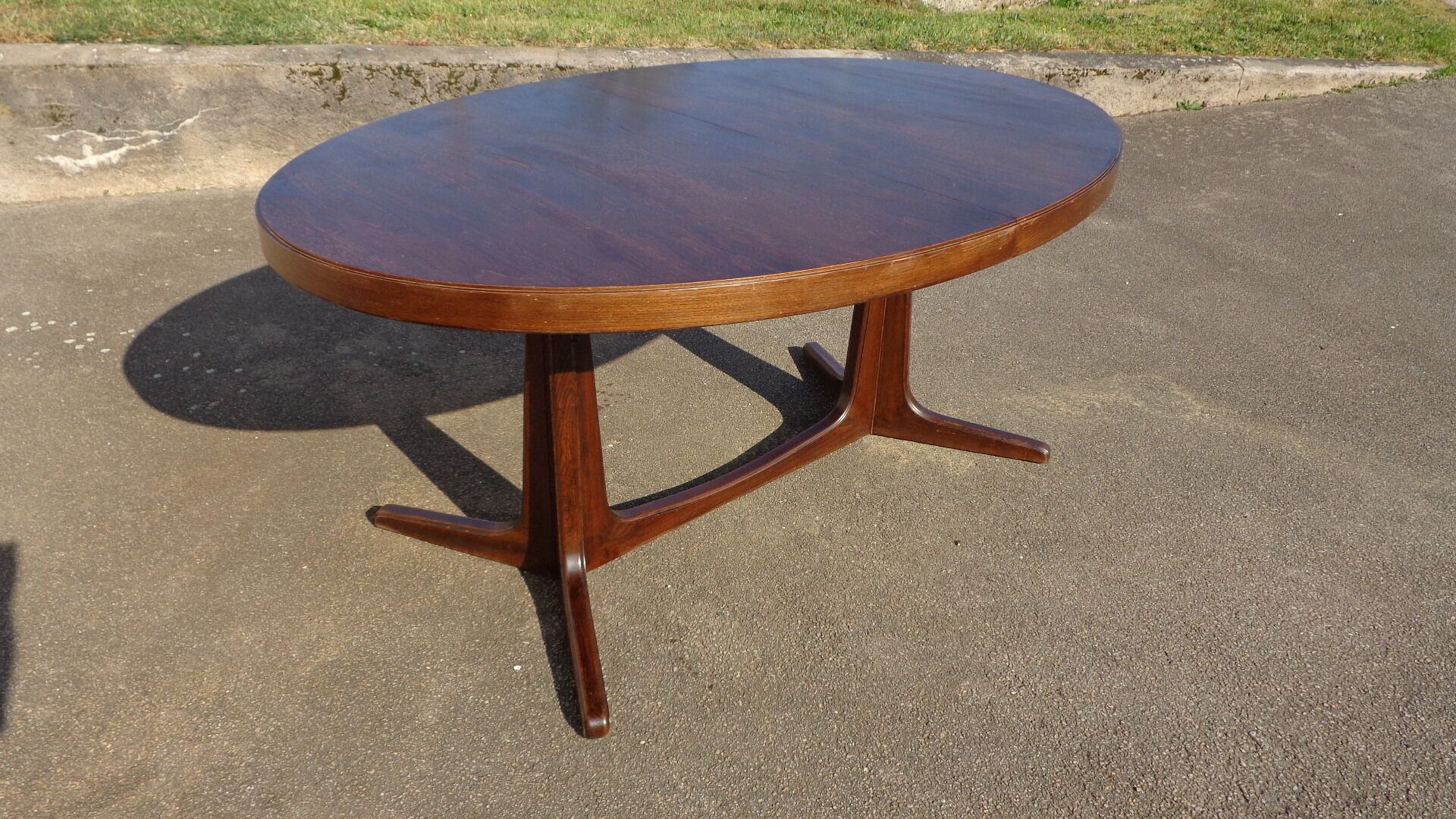 Baumann oval table