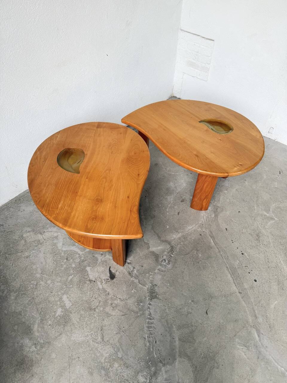 Tables basses en orme formant une goutte