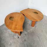 Tables basses en orme formant une goutte