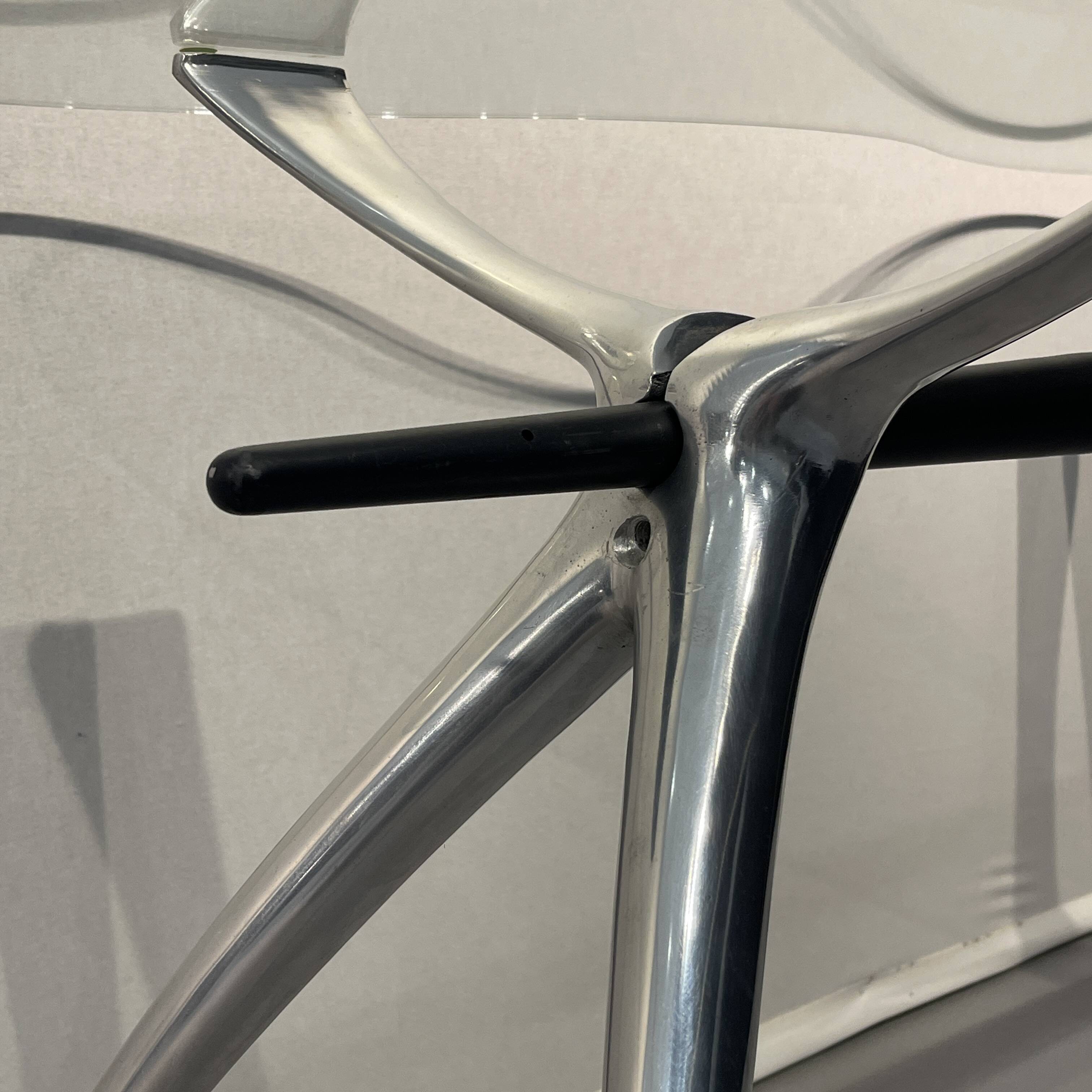 Table, bureau en aluminium brossé et verre formant "rognon" par Bernard Dequet