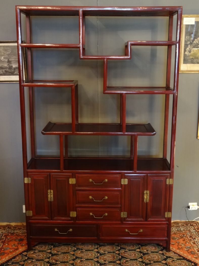 Low sideboard surmounted by bibus shelves in red lacquered wood, China XXth, 120 x 195 cm