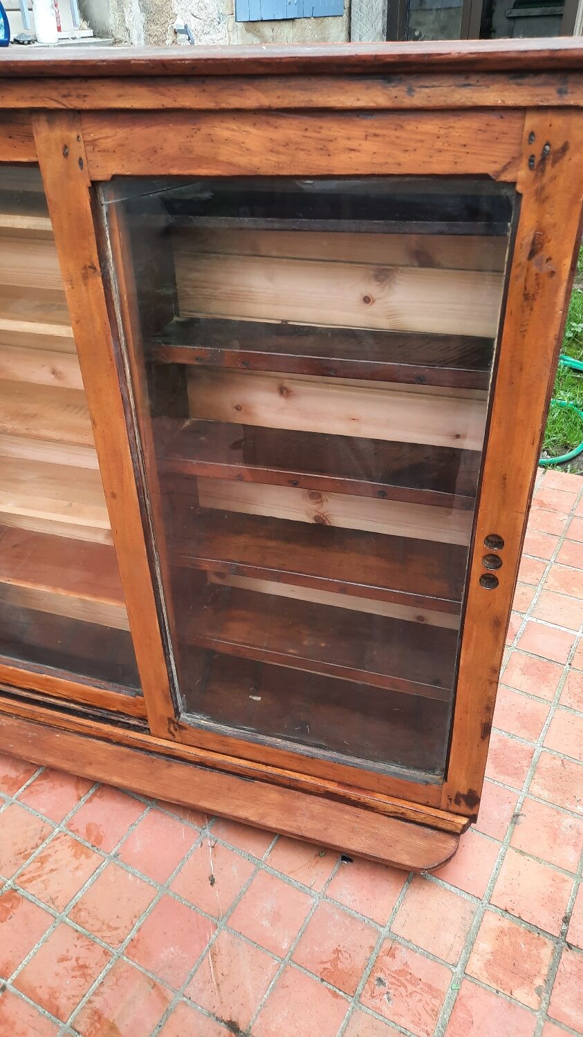 Showcase to install or hang