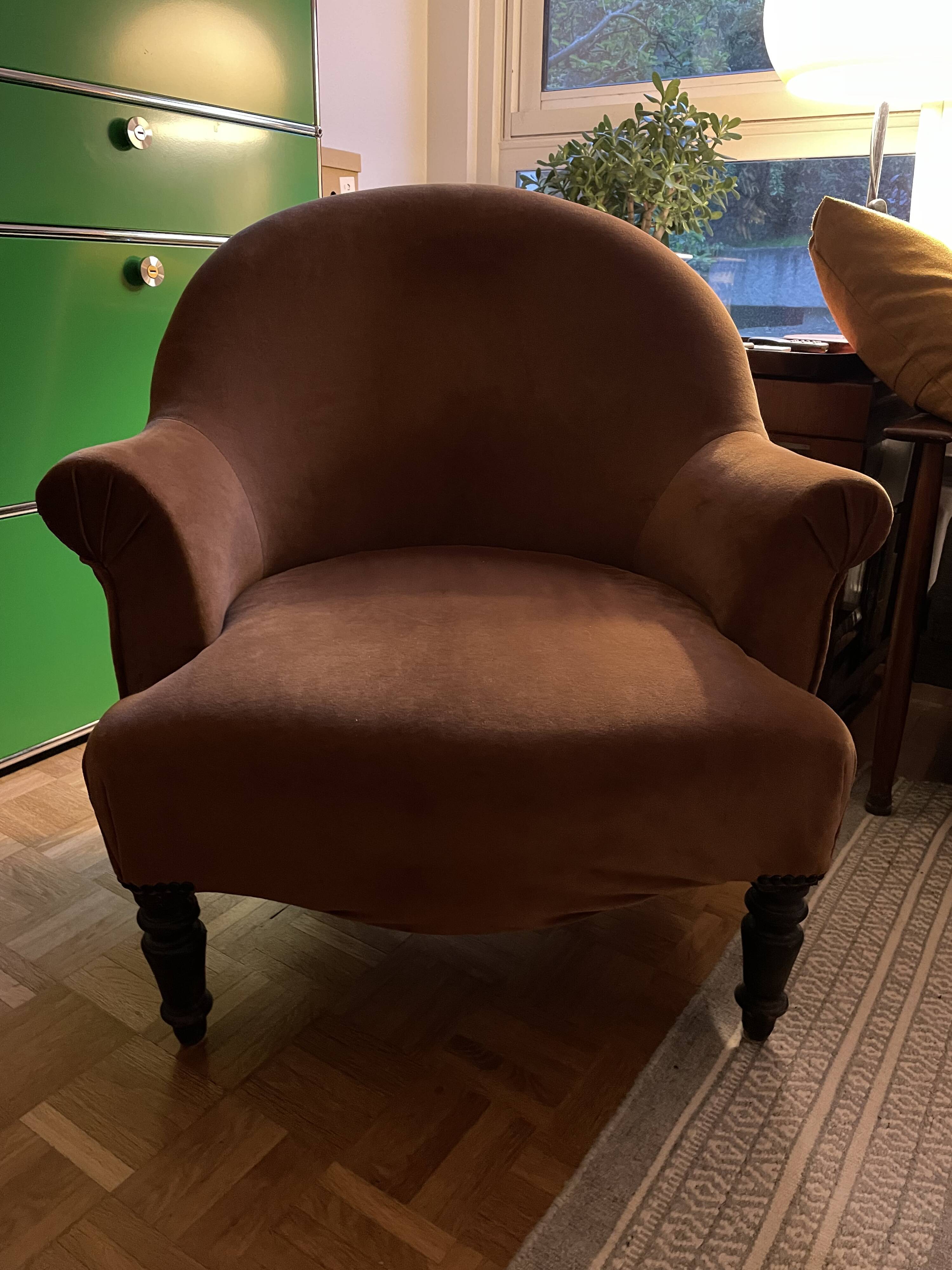 Toad armchair