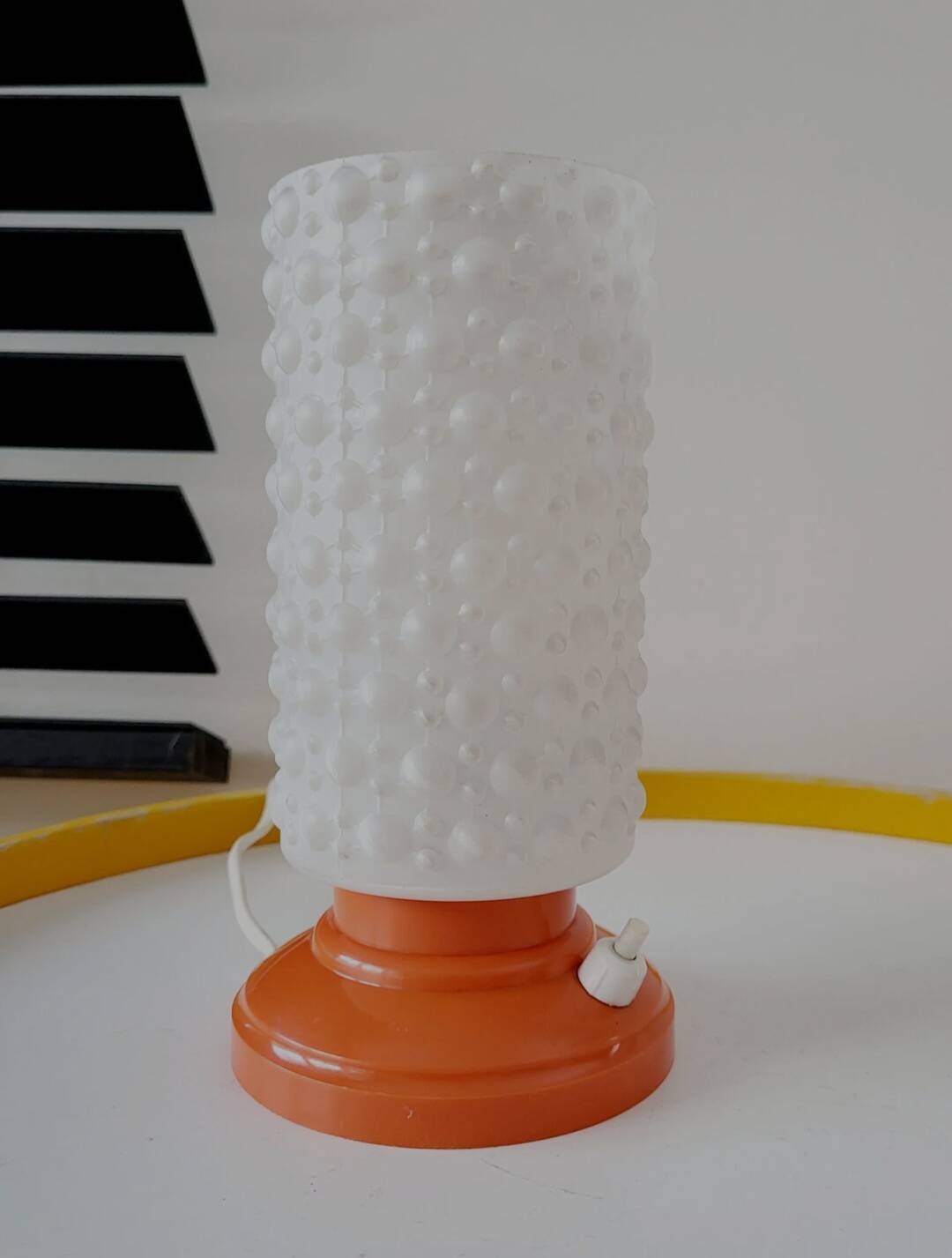 Vintage tafellamp met oranje kunststof voet en glazen kapje uit de jaren 60