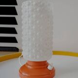 Vintage tafellamp met oranje kunststof voet en glazen kapje uit de jaren 60