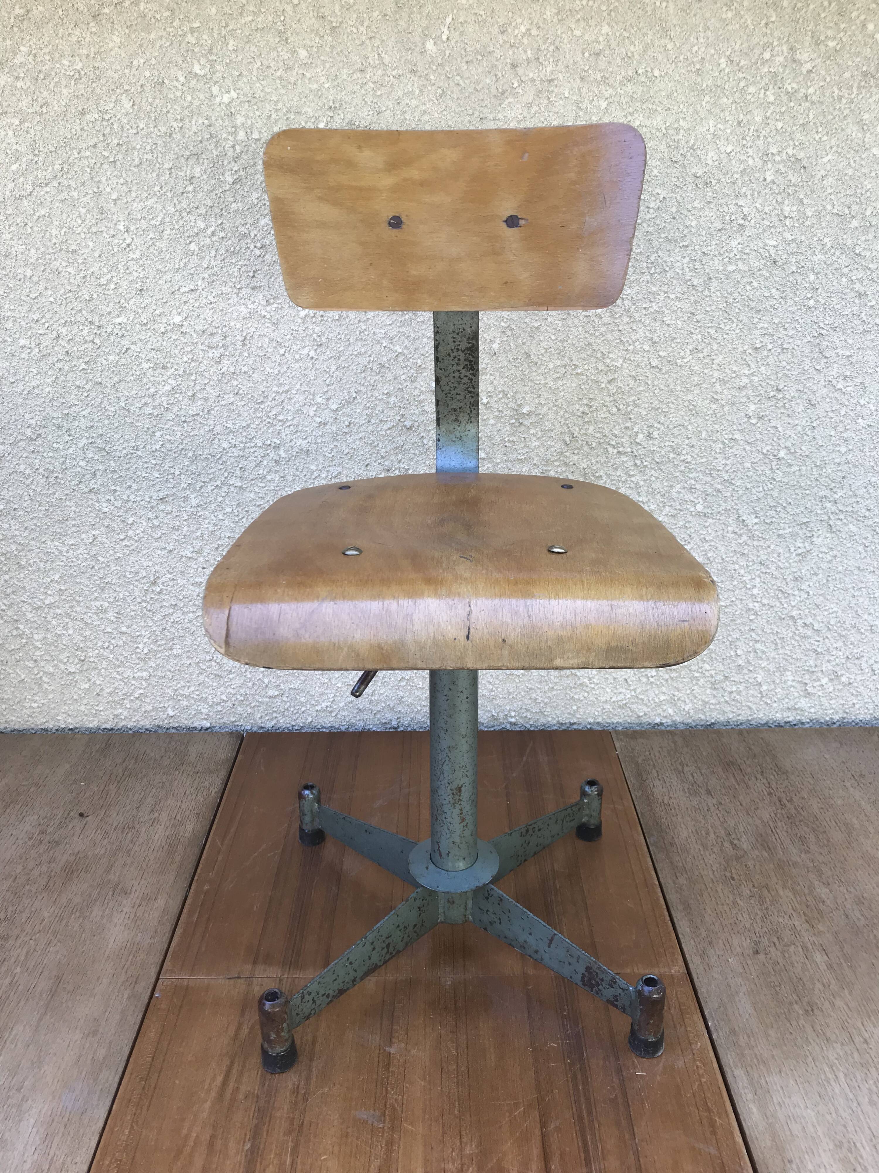 Former metal workshop chair - wood assise adjustable height vintage