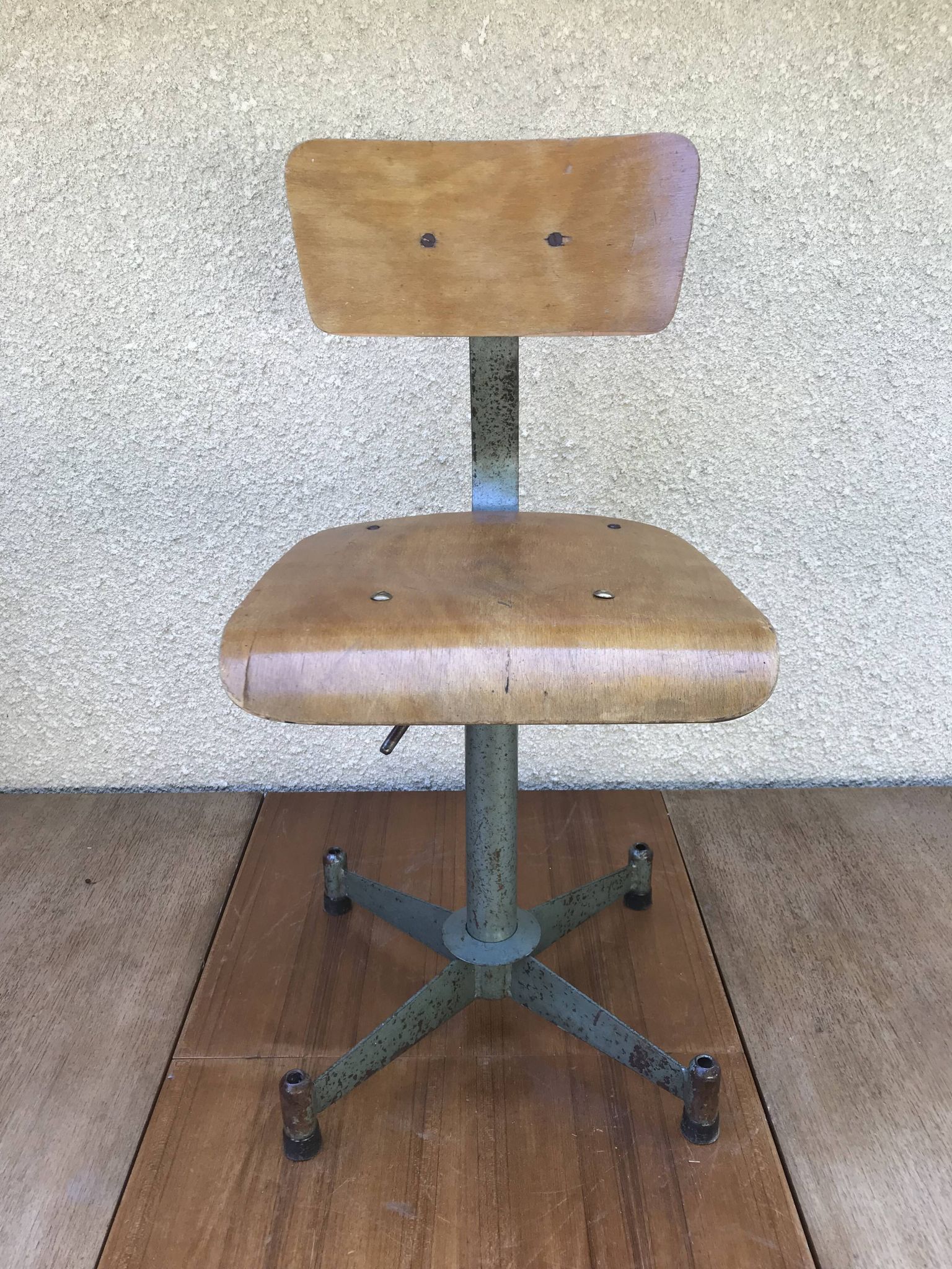 Former metal workshop chair - wood assise adjustable height vintage