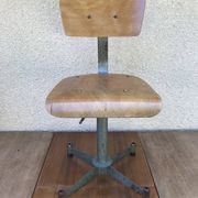 Former metal workshop chair - wood assise adjustable height vintage
