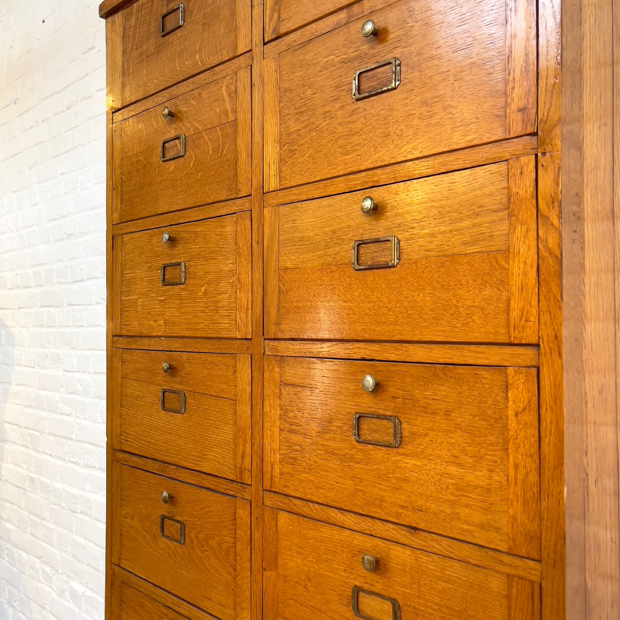 Ancien meuble de notaire en chêne des années 30