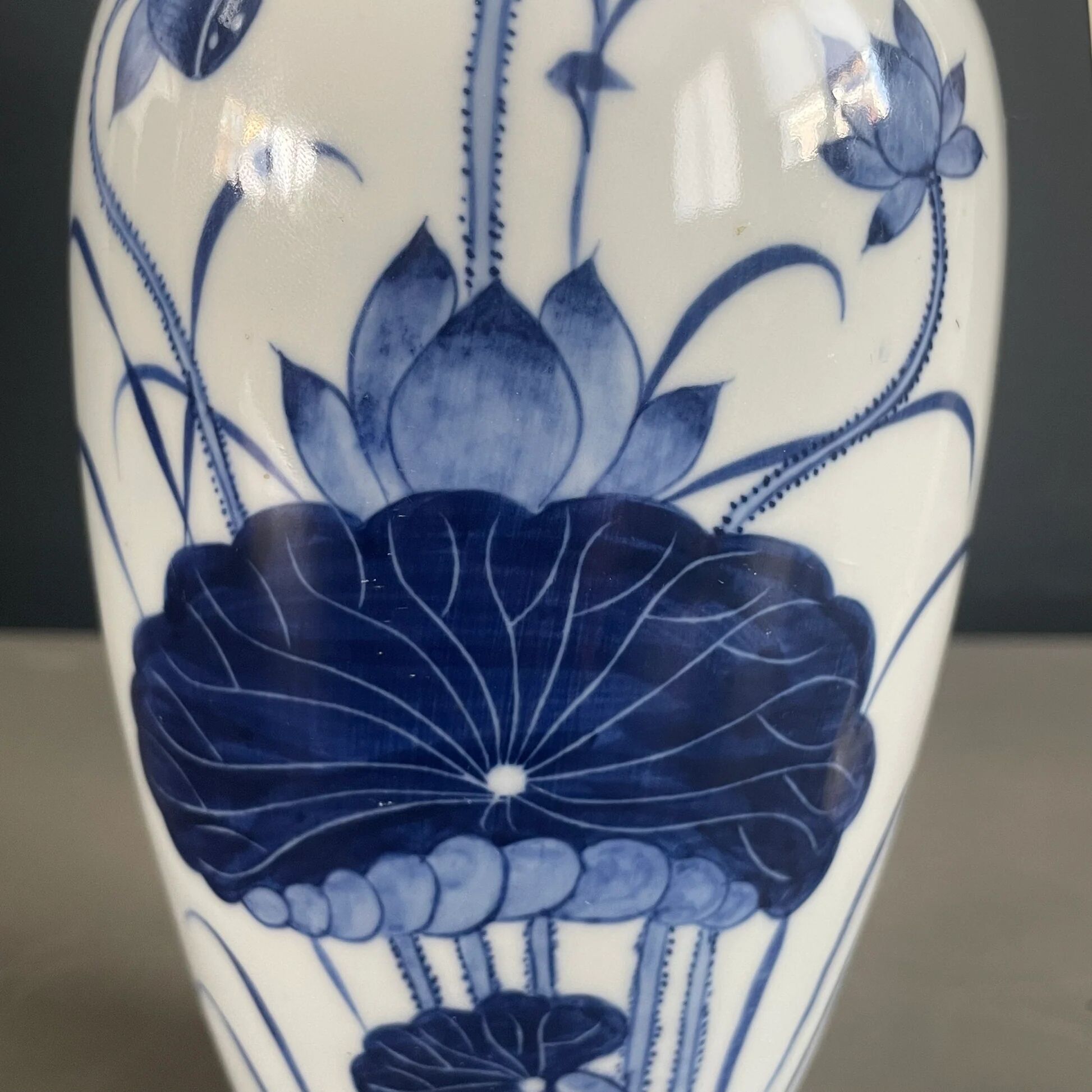 Asian lamp base made of hand-painted porcelain.
