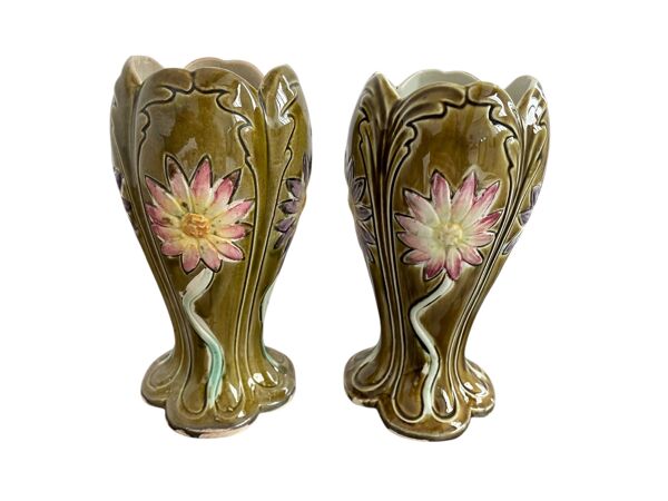 Vases en barbotine, paire, Art Nouveau, faïencerie DE BRUYN, signés, numéro