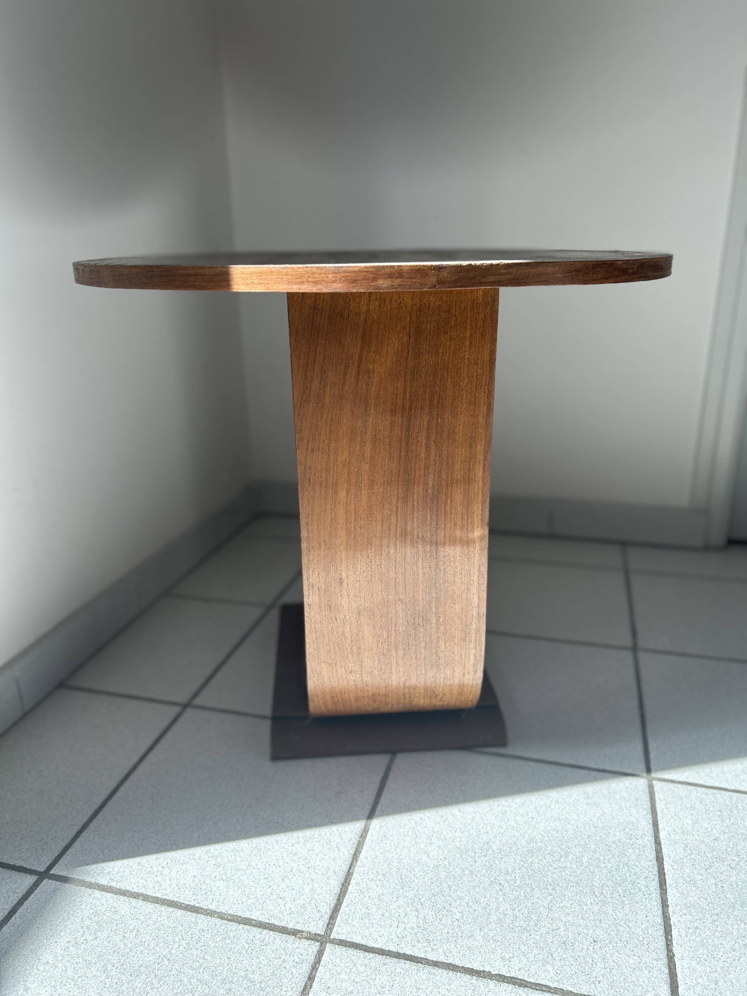 Round coffee table