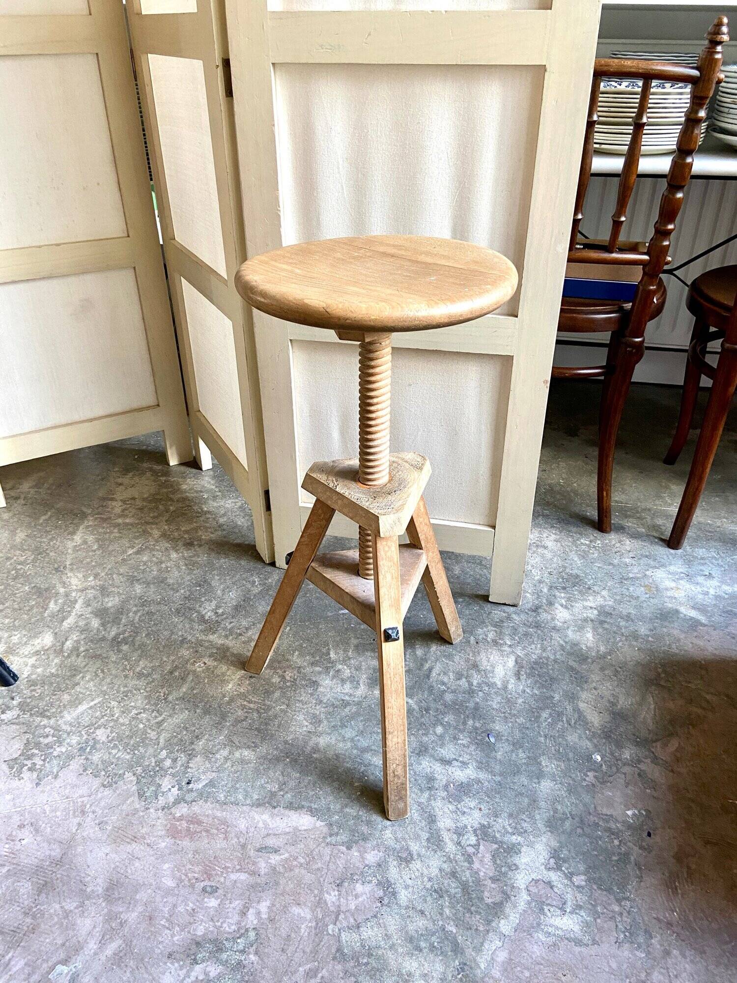 Tripod screw stool in light wood
