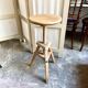 Tabouret tripode à vis en bois clair