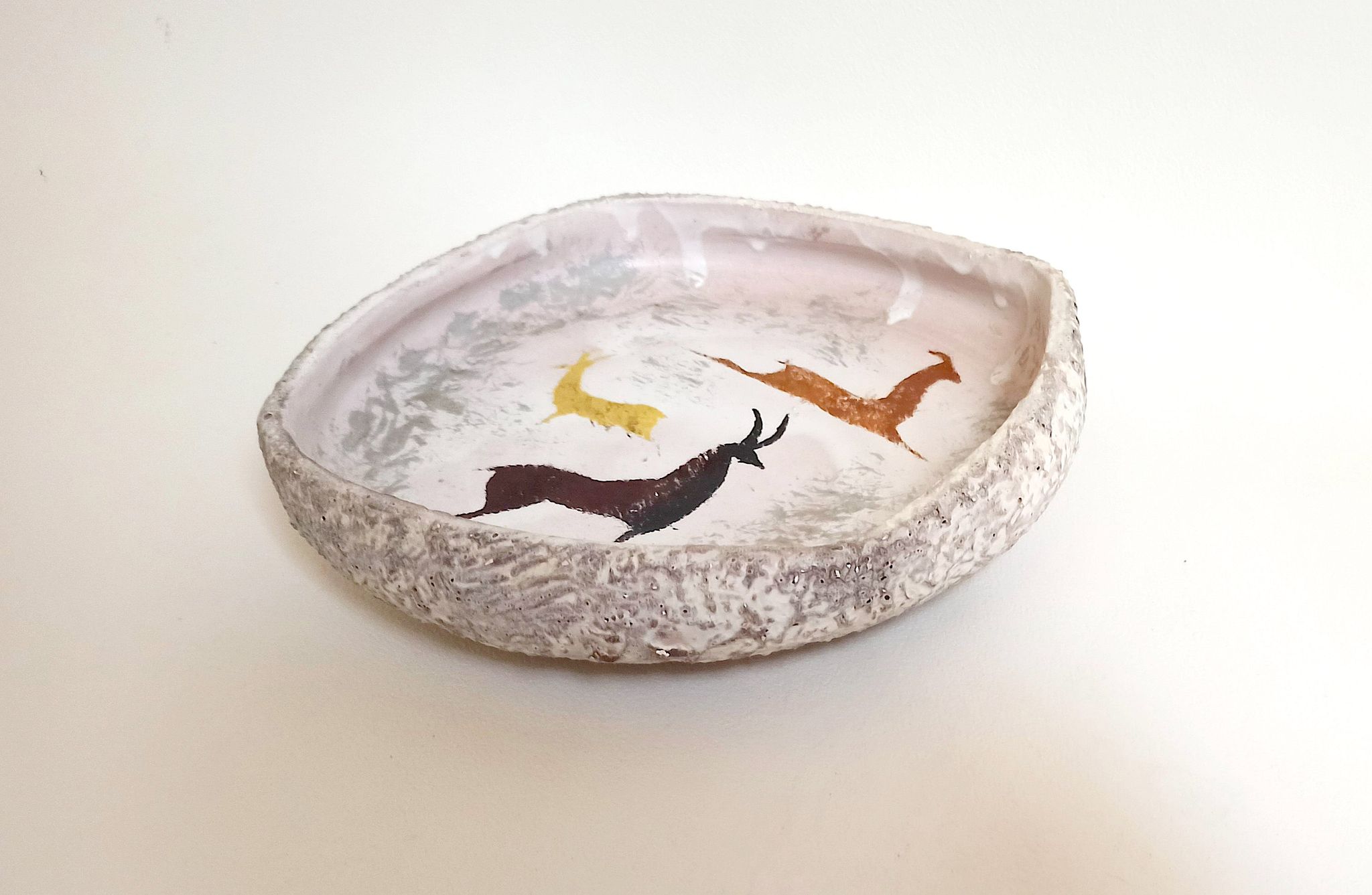 Vide poche en céramique motifs rupestres années 60