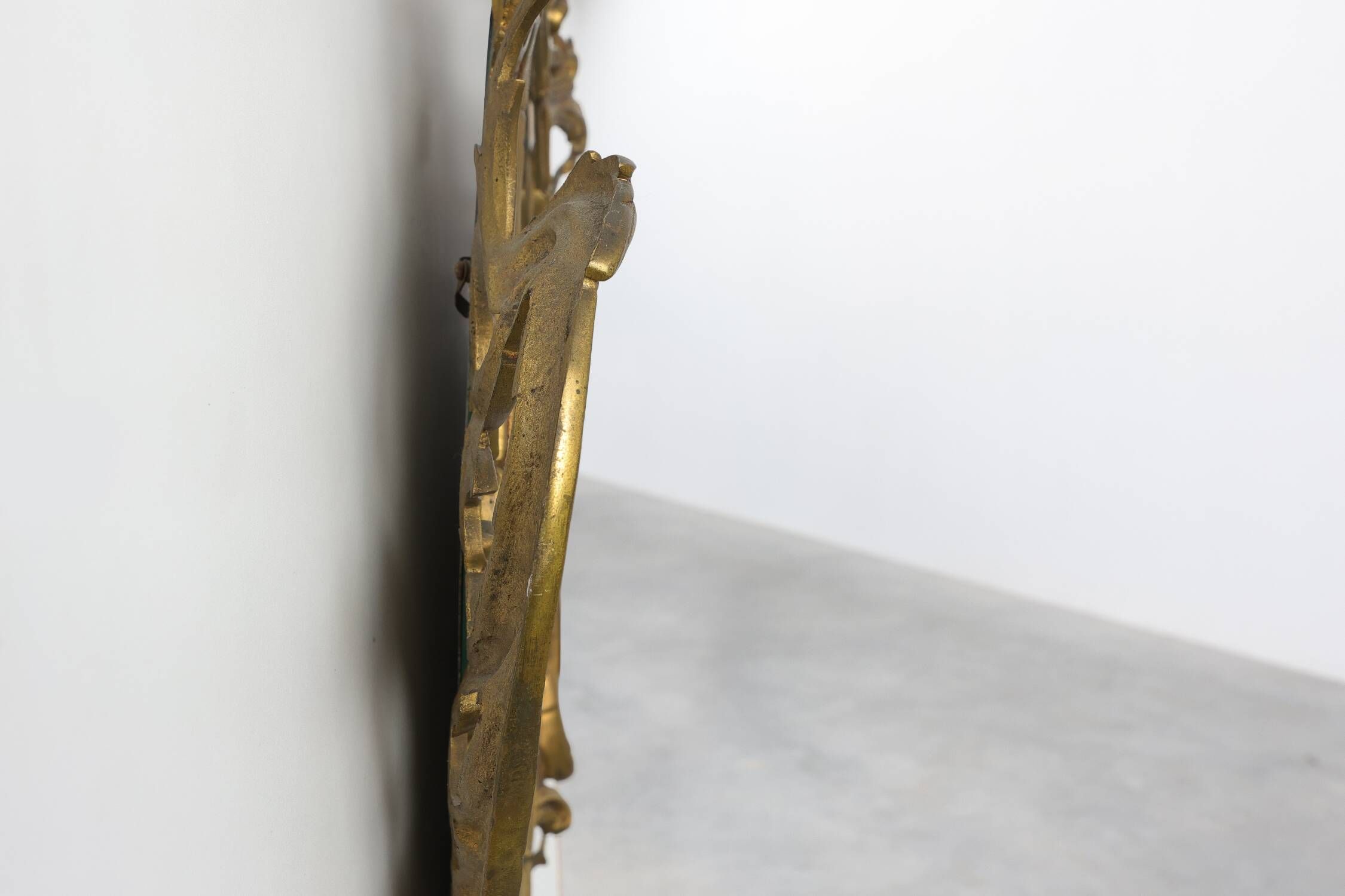 Miroir ovale en métal doré de style rococo, Italie, 20e siècle