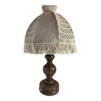 Lampe en bois tourné et abat-jour en macramé