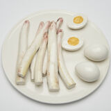 Assiette murale avec asperges et oeufs durs en relief, origine Italie