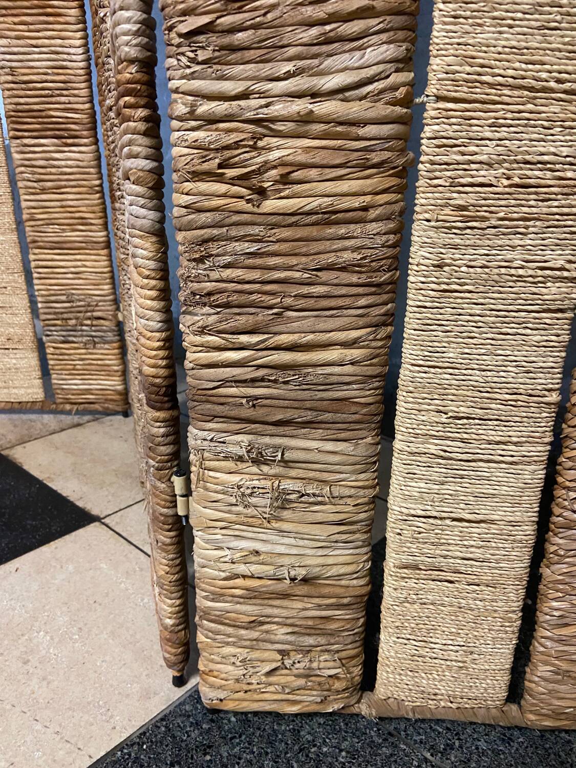 Vintage screen in straw and braided rope