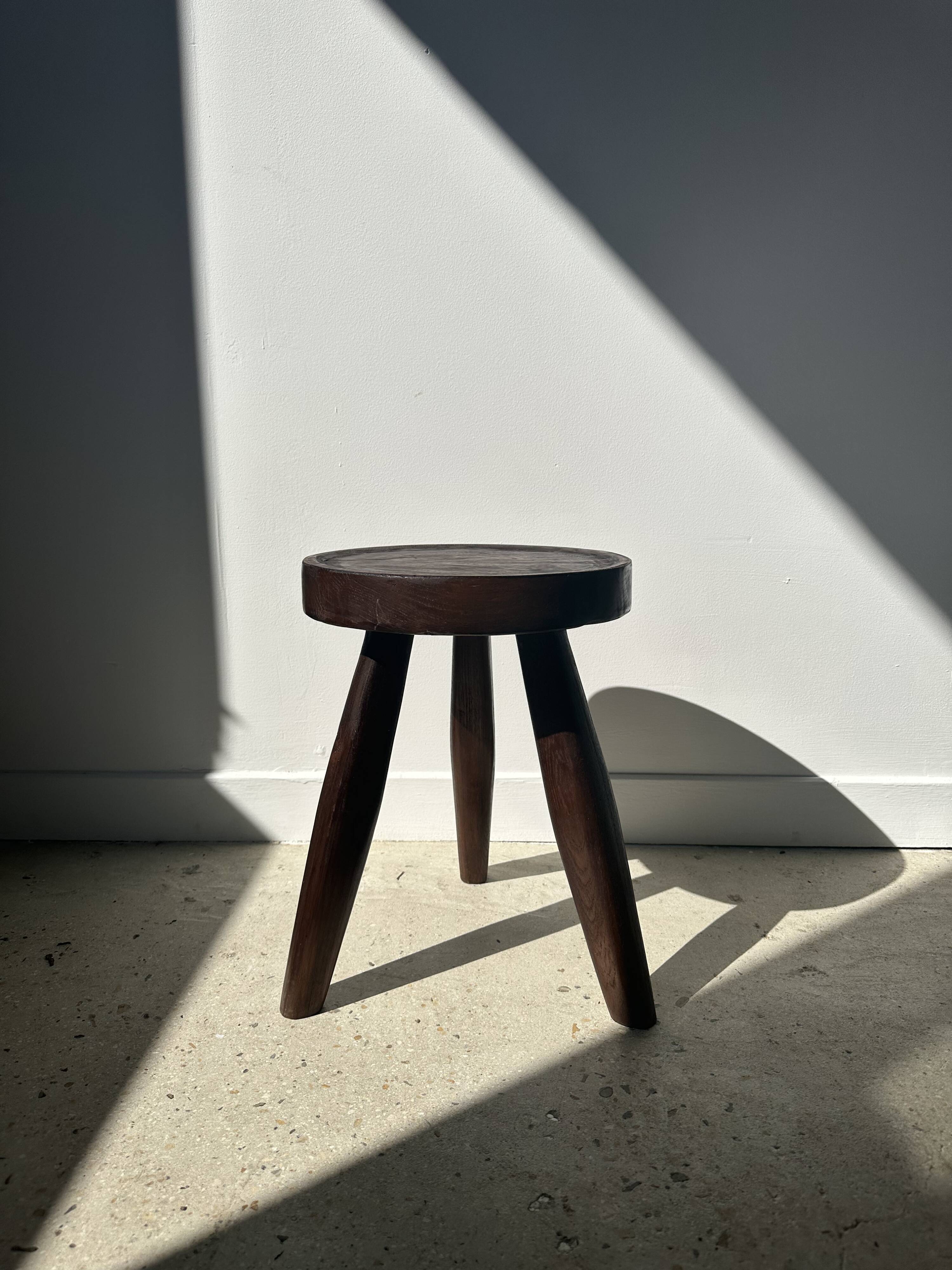 Tripod stool in upcycled teak high hollow - Small tripod stool in solid brown wood seat circ
