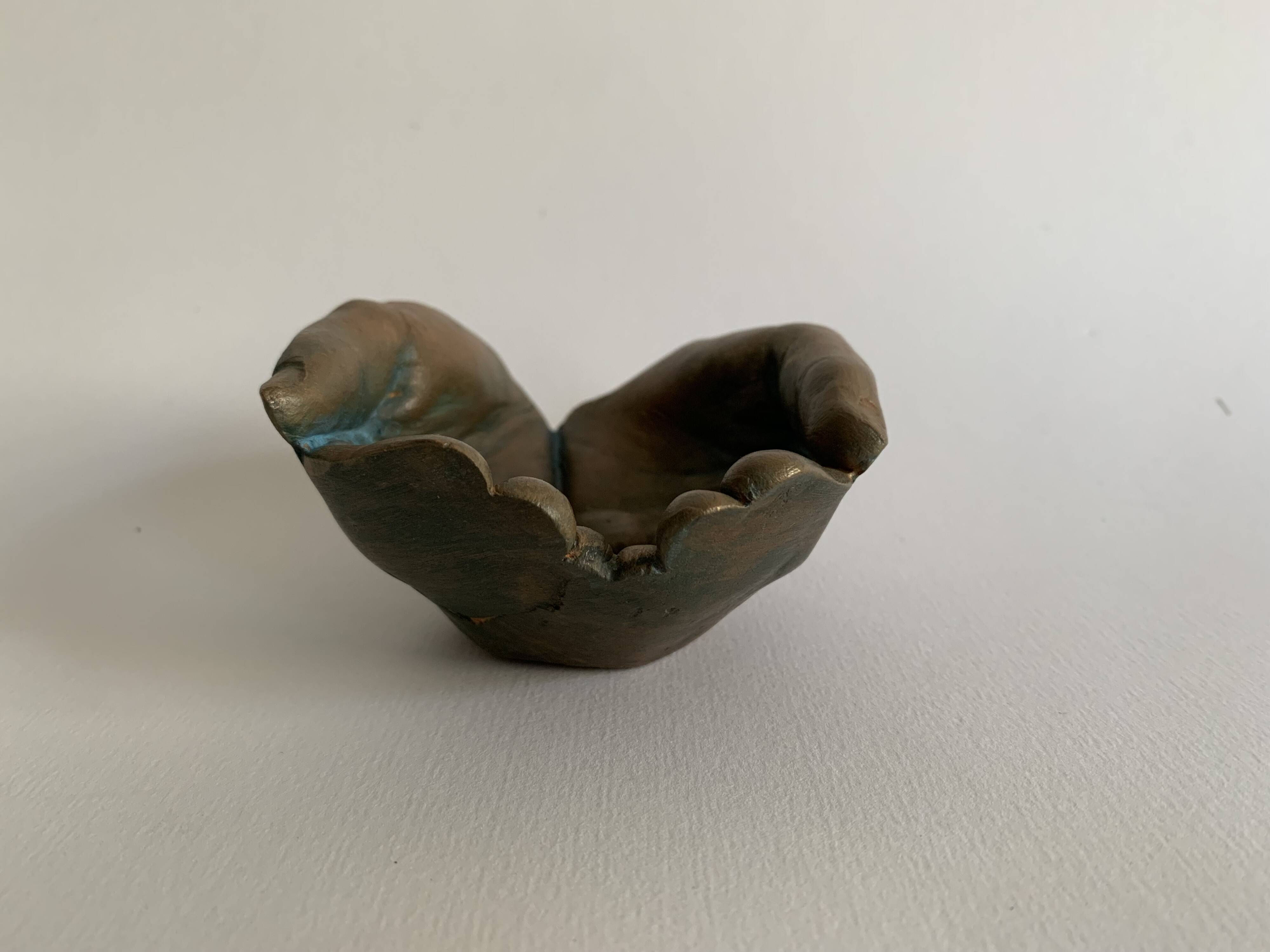 Terracotta art bowl "Jointed hands" signed by the artist Maria Ruiz