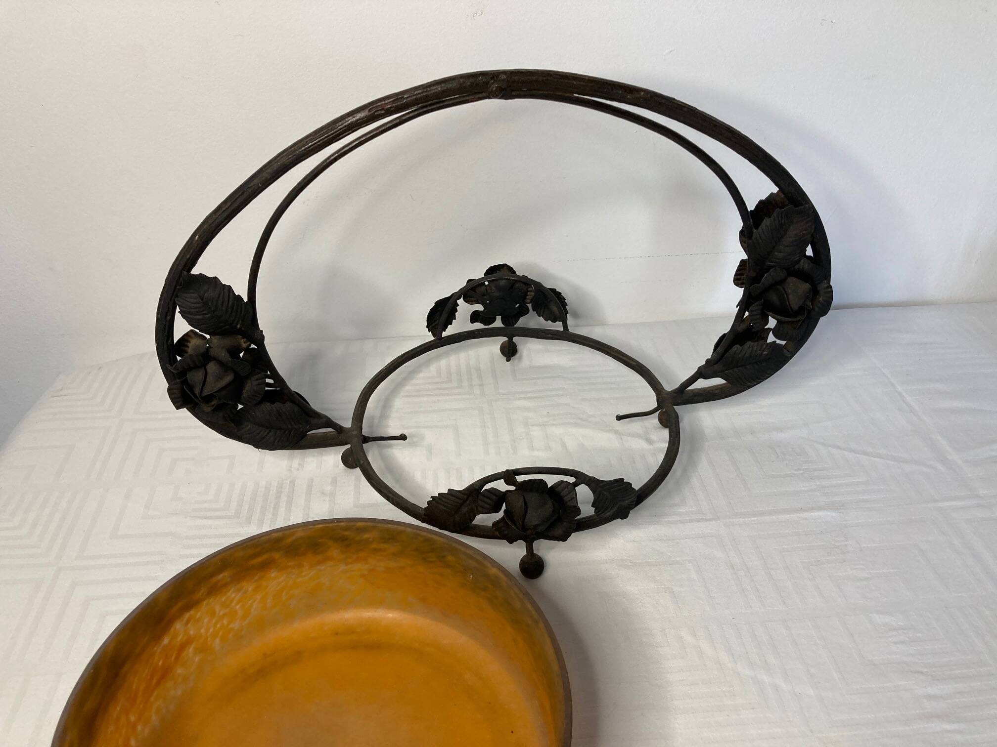 Coupe vide-poche en verre orangé et fer forgé début XXème