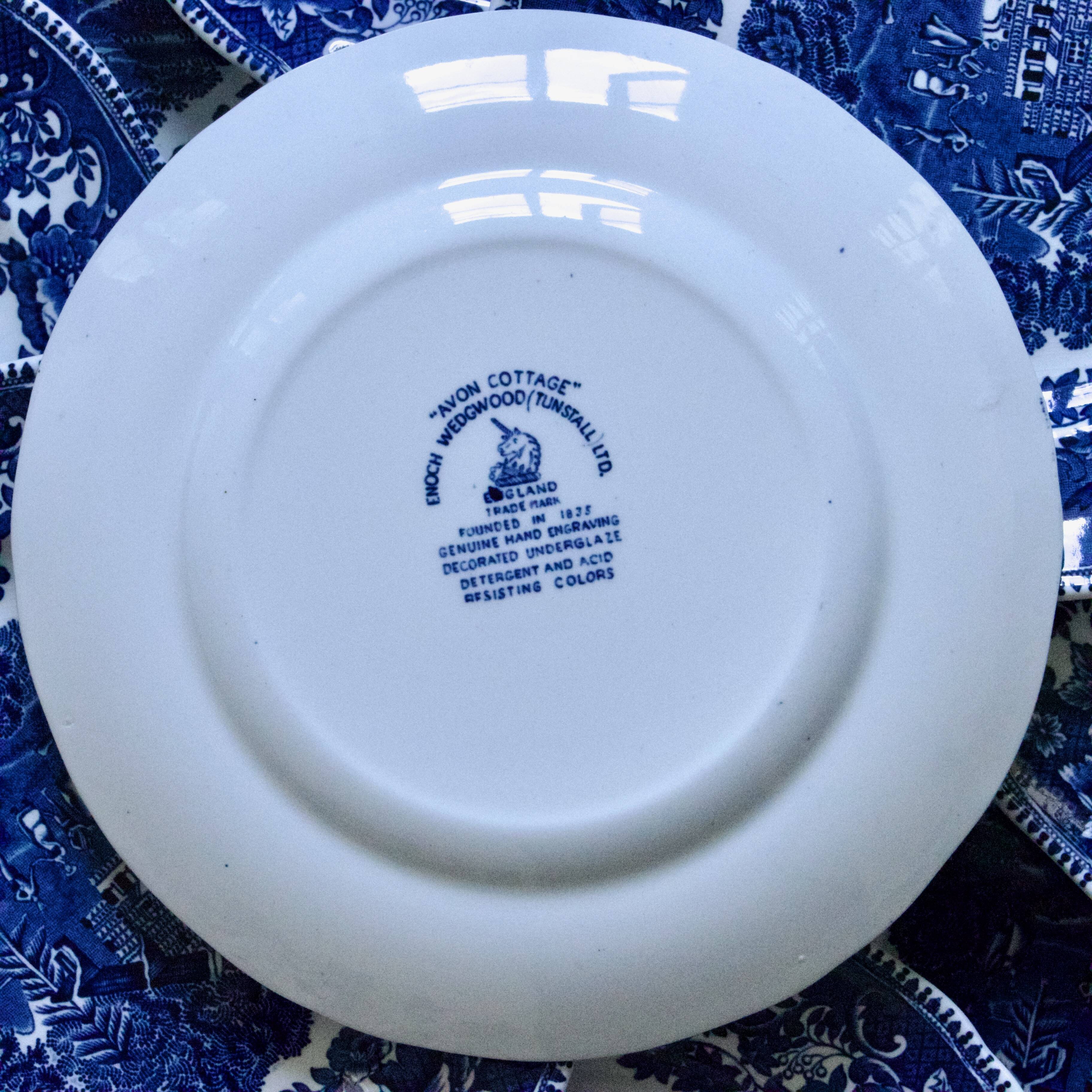 11 assiettes anglaises signées Enoch Wedgwood "Avon Cottage"