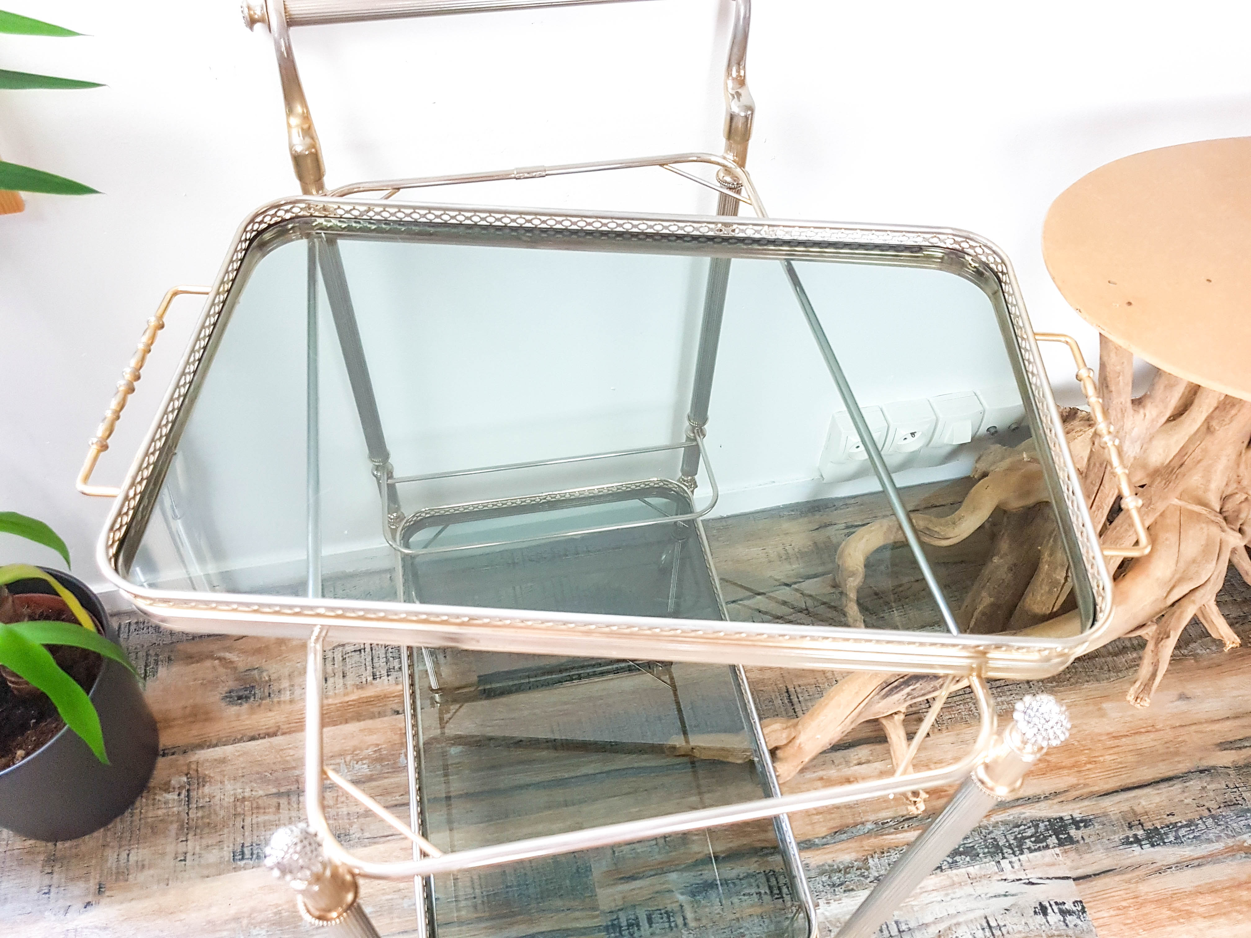 Golden neoclassical dessert