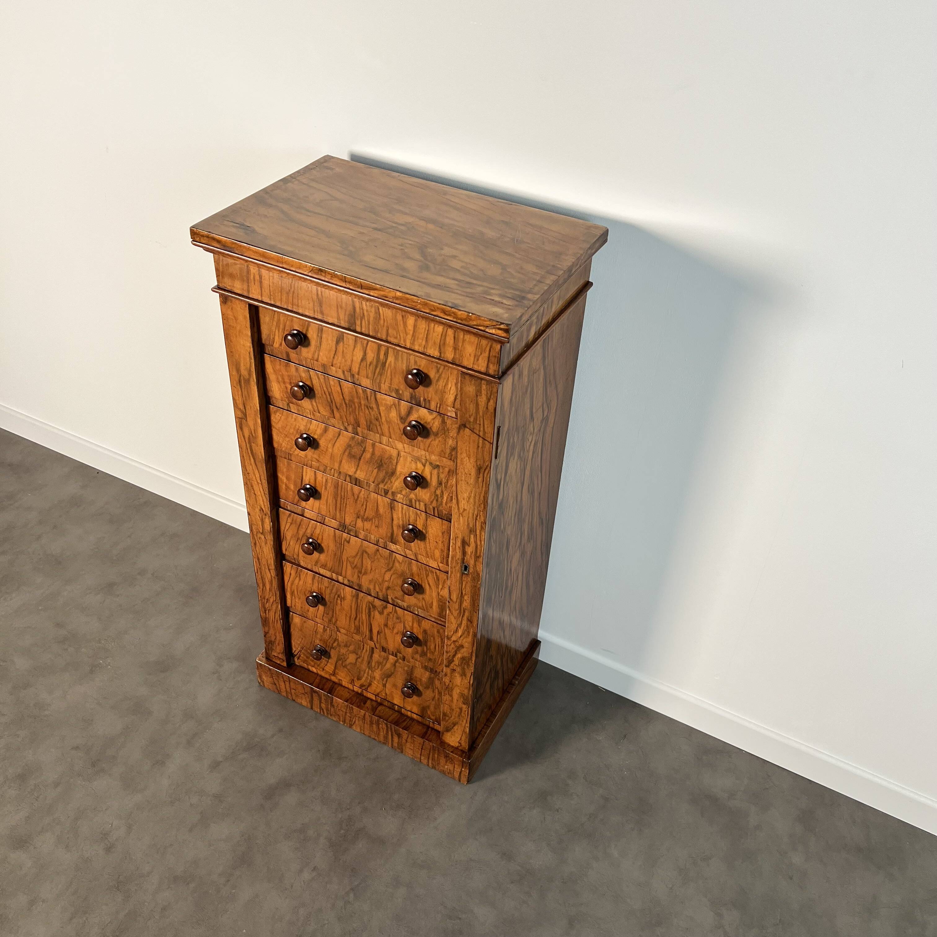 Commode Wellington anglaise en placage de noyer, époque Victorienne